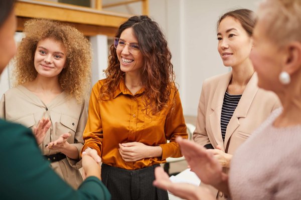 Quels sont les meilleurs moyens de promouvoir des initiatives de tourisme responsable dans les zones protégées ?
