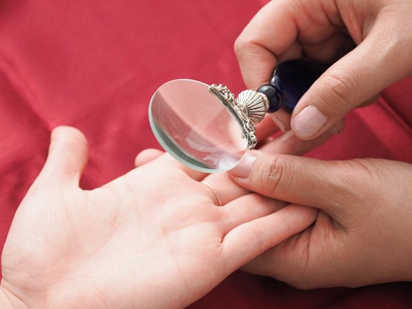Bien choisir et utiliser une loupe : conseils pour un usage optimal